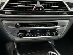 BMW 7 Series — miniatura 19