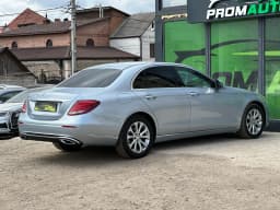 Mercedes-Benz E-Class — miniatura 4