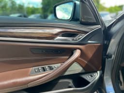 BMW 5 Series — miniatura 11